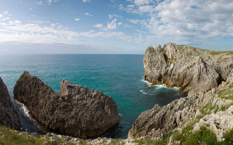 Acantilados cercanos a Oyambre en Cantabria