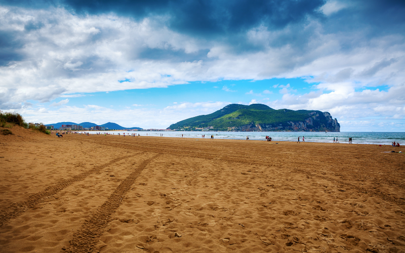 Imagen de la arena de la playa La Salvé en Laredo