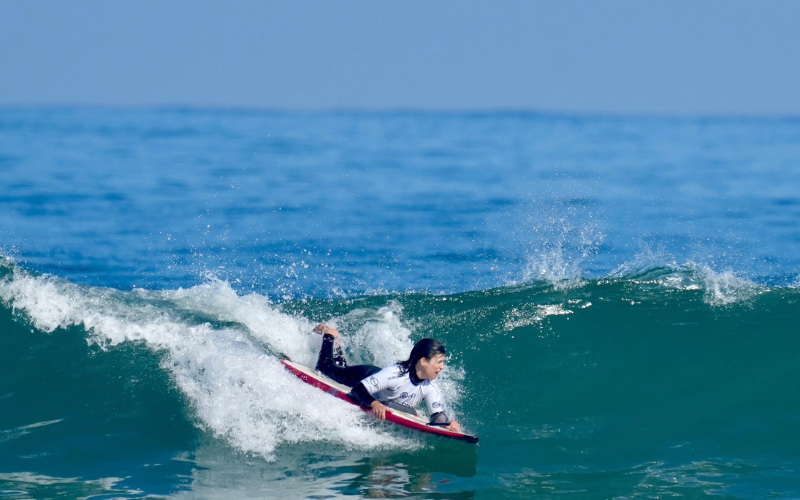 Chica en el evento de EDP Surf Pro Spain en Cantabria 