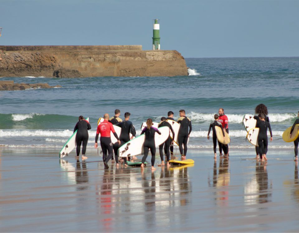 Alumnos clase surfcamp en San Vicente de la Barquera