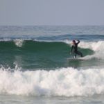 Surfista avanzado sobre ola