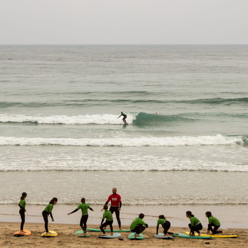 clases de surf a colegios en Cantabria