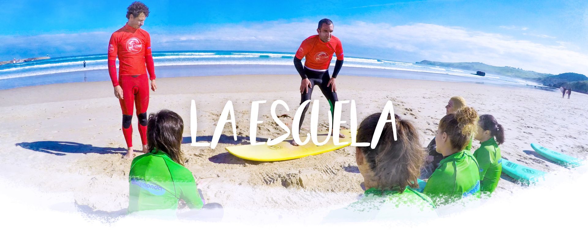 Pablo y Arjuna, directores de Escuela de Surf Buena Onda, en San Vicente de la Barquera