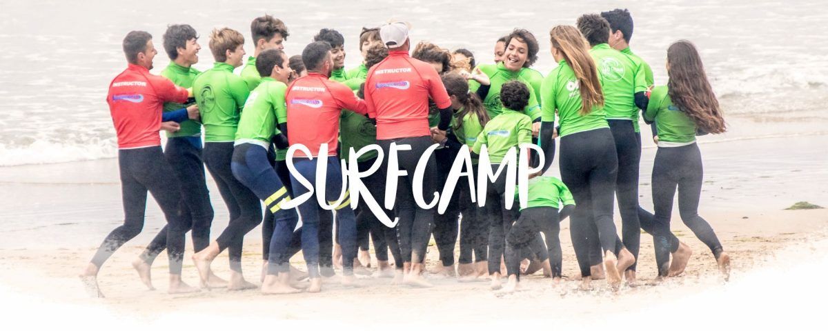 Grupo de alumnos del Surfcamp en San Vicente de la Barquera