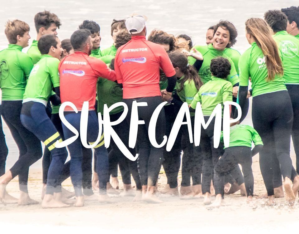 Grupo de alumnos del Surfcamp en San Vicente de la Barquera
