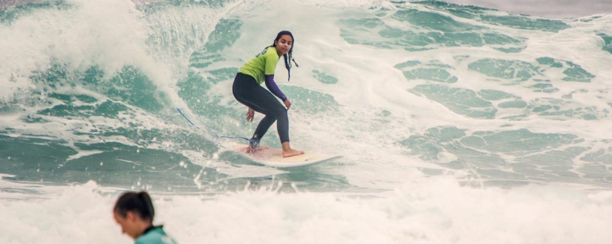 Alumna juvenil cogiendo olas en Sanvi