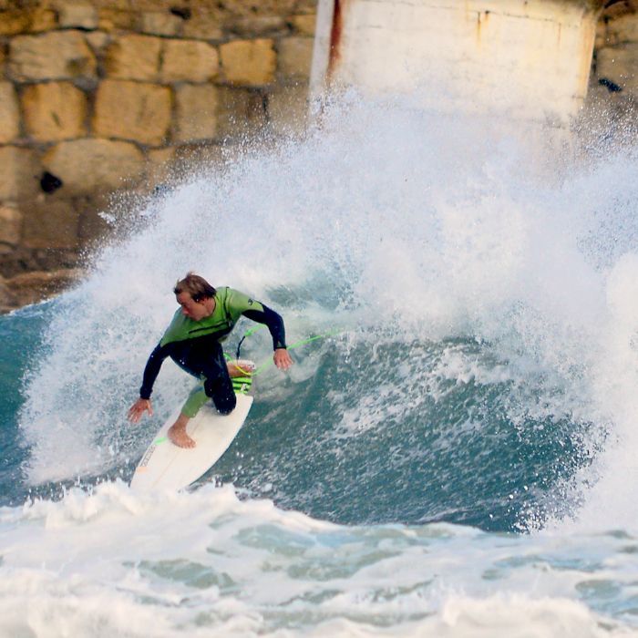 Monitora de surf en San Vicente de la Barquera – Krishna Álvarez